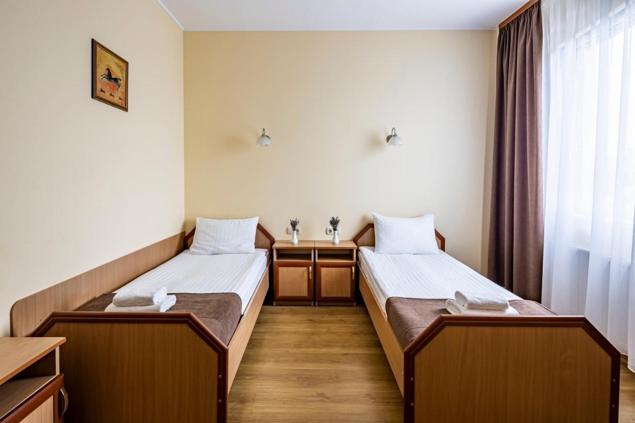 Hotel Galaktika Vynnyky Exterior photo