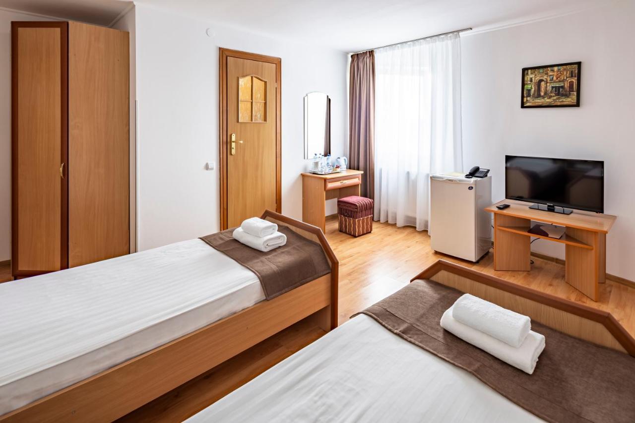 Hotel Galaktika Vynnyky Exterior photo